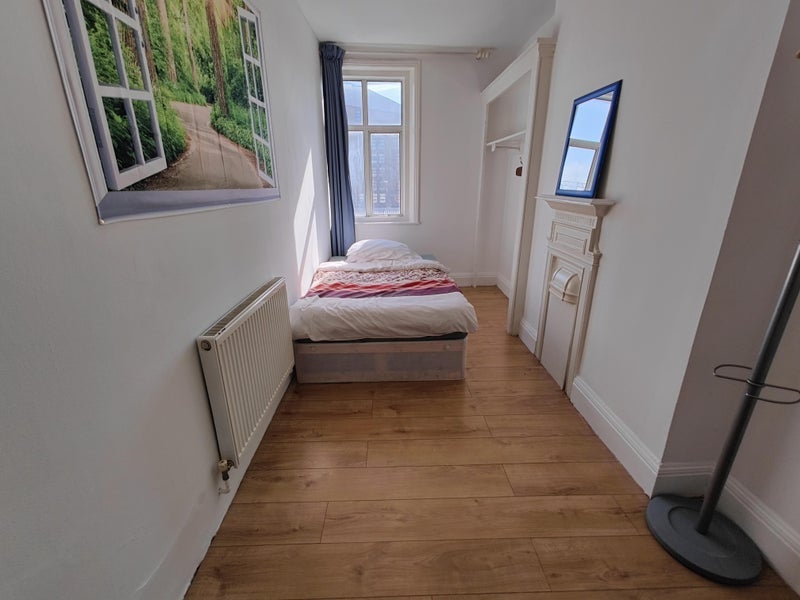 Room Hackney Road in Greater London