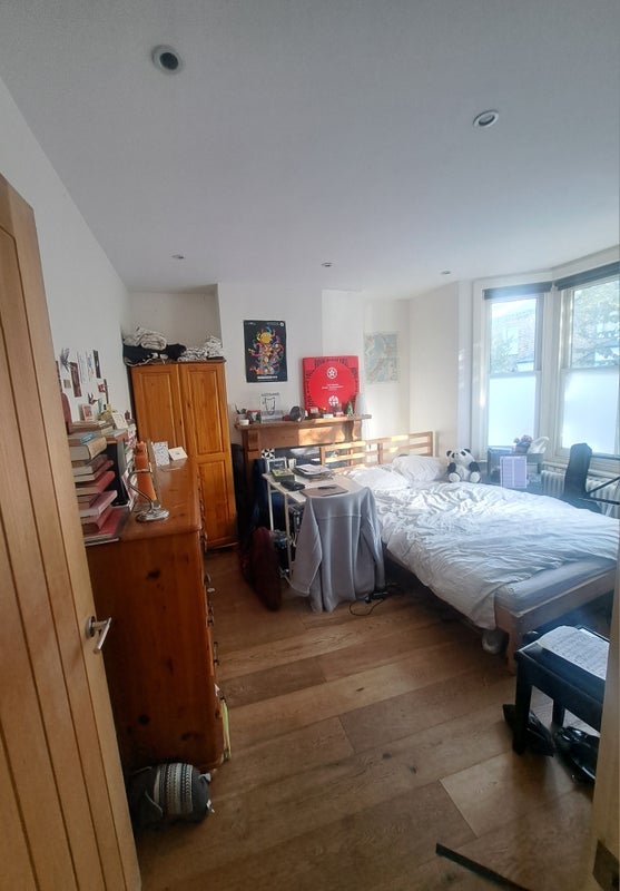 Room Frobisher Street in Greater London