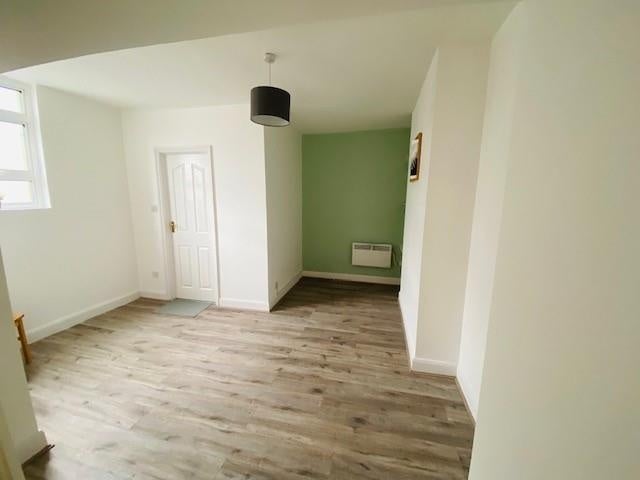 Flat Ingatestone Road in Greater London