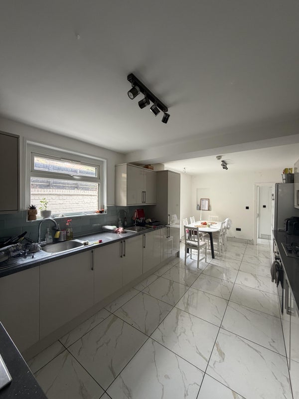 Room Hermitage Road in Greater London