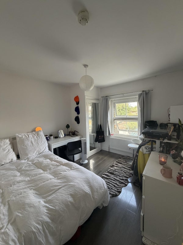 Room Hermitage Road in Greater London