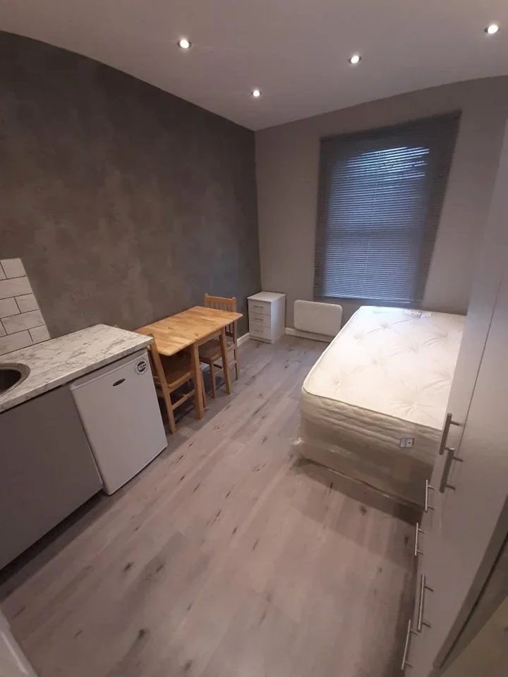 Flat Framfield Road in Greater London