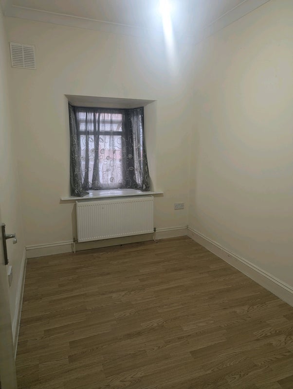 Flat Kelvin Avenue in Greater London