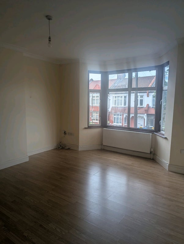 Flat Kelvin Avenue in Greater London