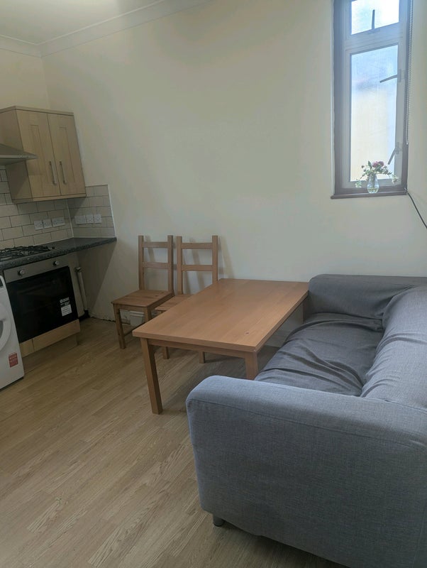 Flat Kelvin Avenue in Greater London