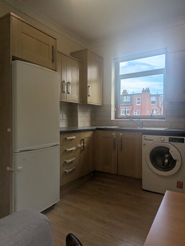 Flat Kelvin Avenue in Greater London