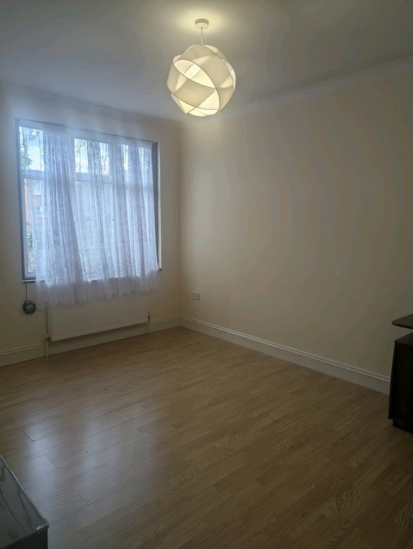 Flat Kelvin Avenue in Greater London