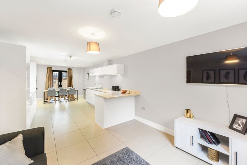 Room Churchfield Road in Greater London