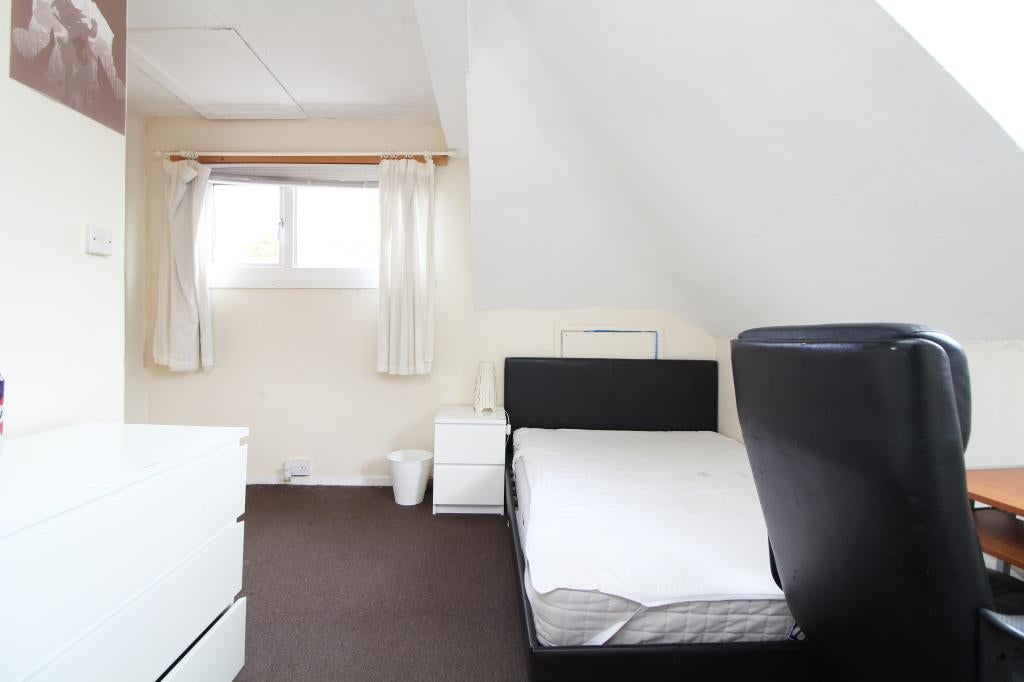 Room Belmont Road in Southampton