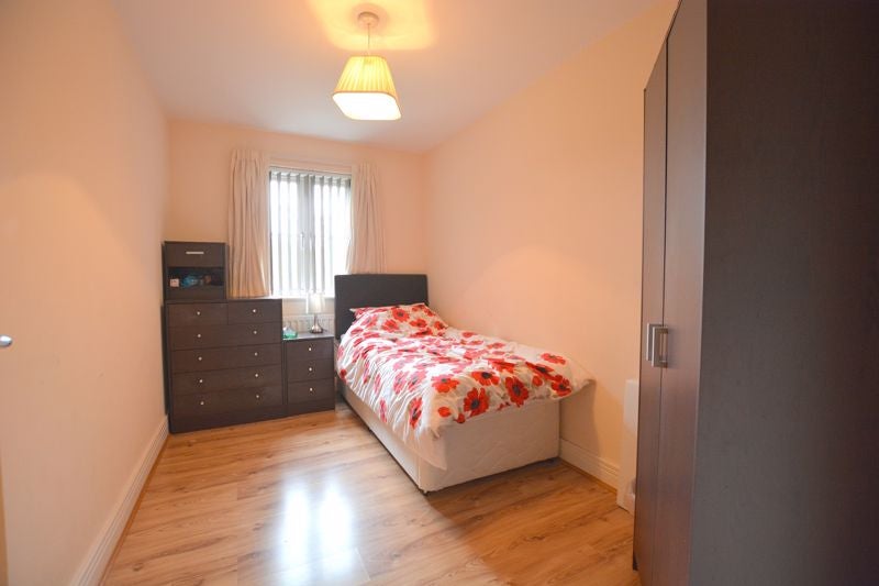 Flat Collapit Close in Greater London