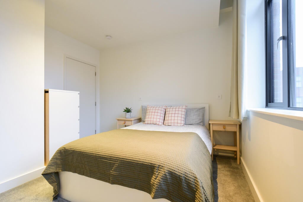 Flat Blyth Road in Greater London