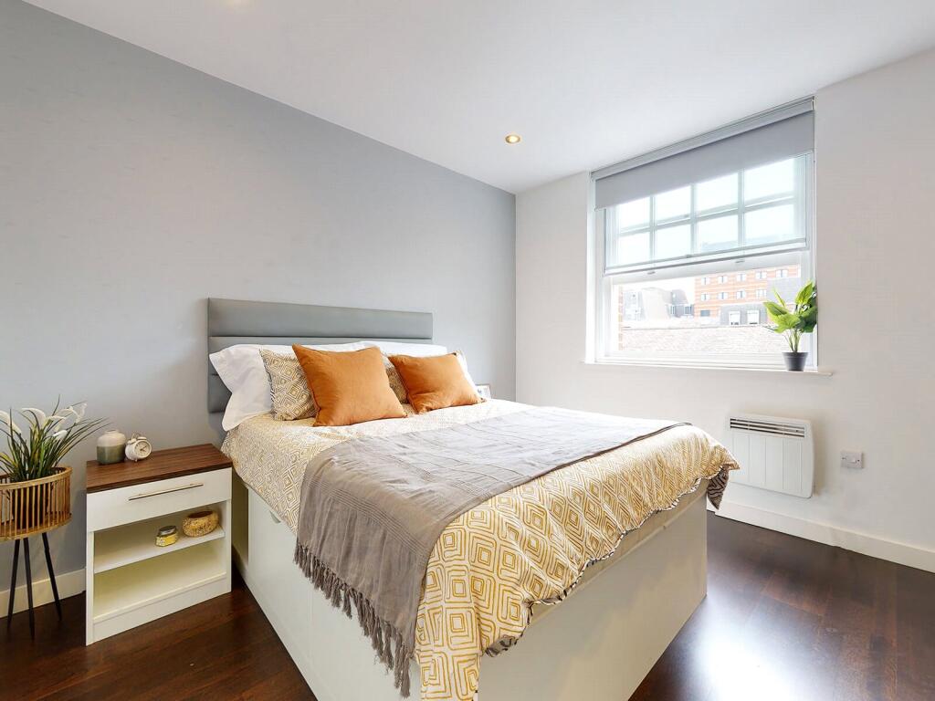 Flat Blyth Road in Greater London