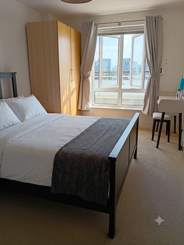 Room St. Davids Square in Greater London