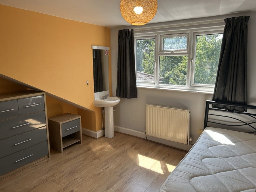 Room Wilton Avenue in Southampton