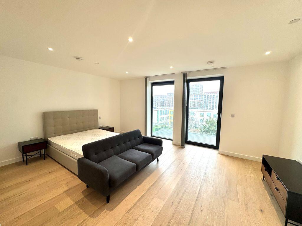 Flat Rendal Way in Greater London