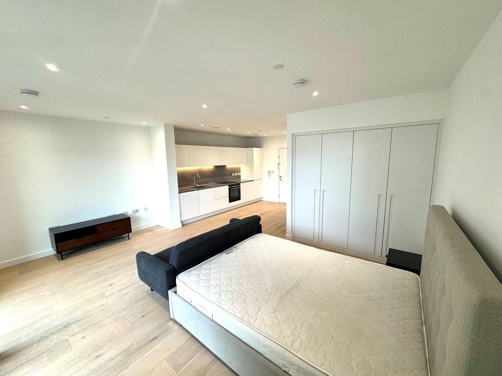 Flat Rendal Way in Greater London