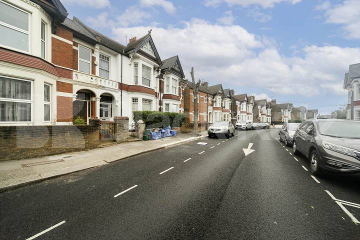 Flat Iverson Road in Greater London