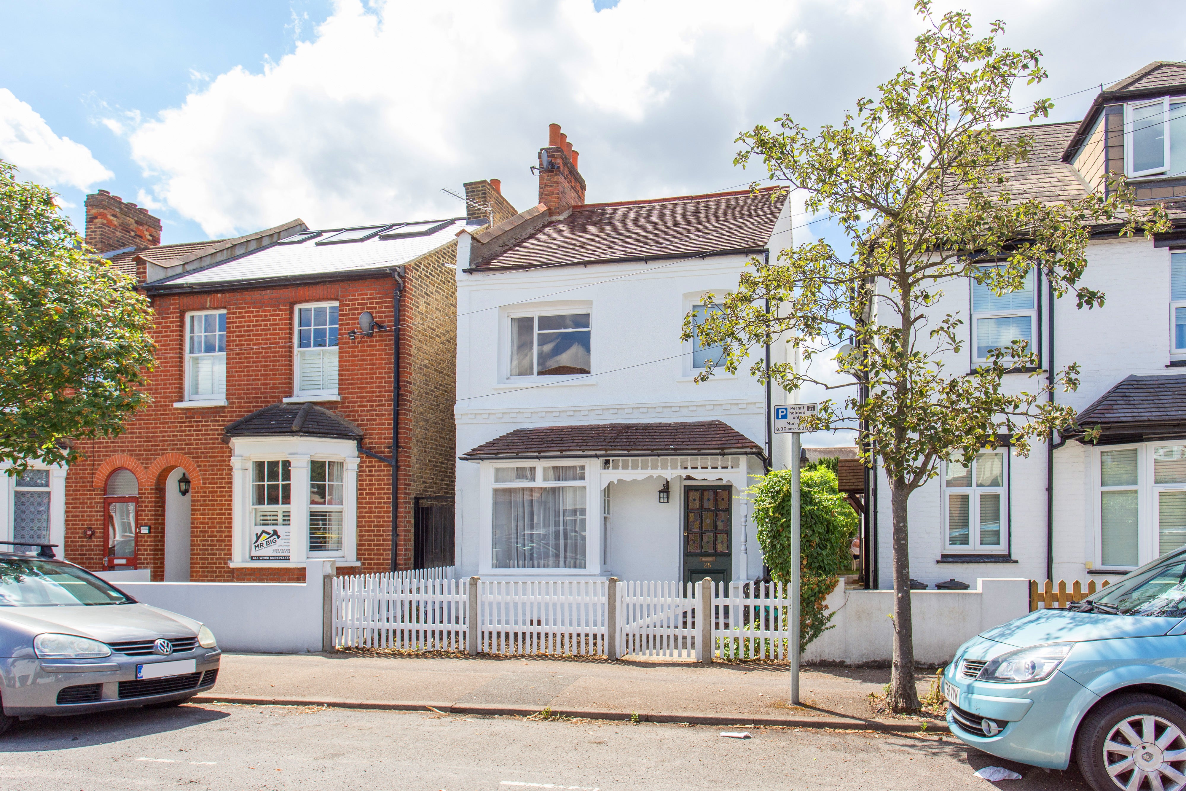 House Chestnut Road in Greater London