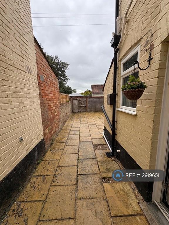 Room Cheddon Road in Taunton