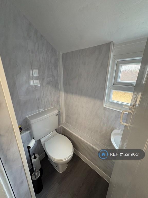 Room Cheddon Road in Taunton