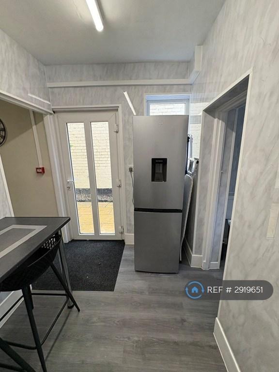 Room Cheddon Road in Taunton