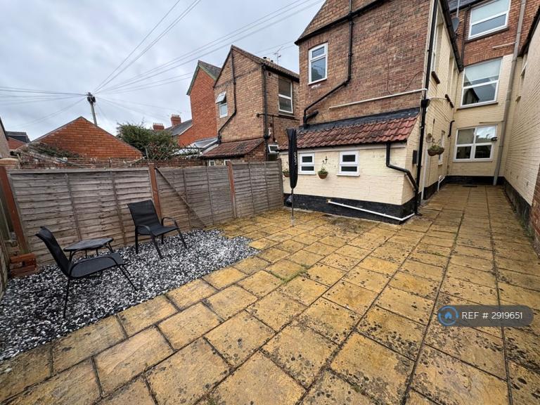Room Cheddon Road in Taunton