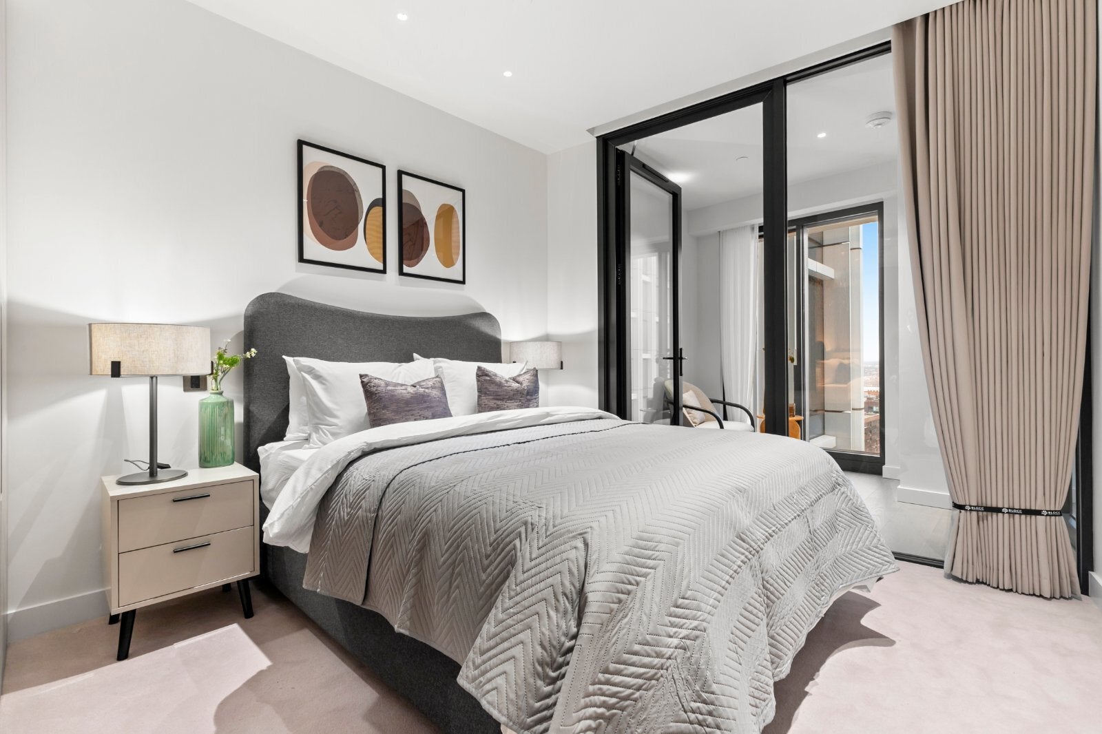 Flat Nine Elms Lane in Greater London