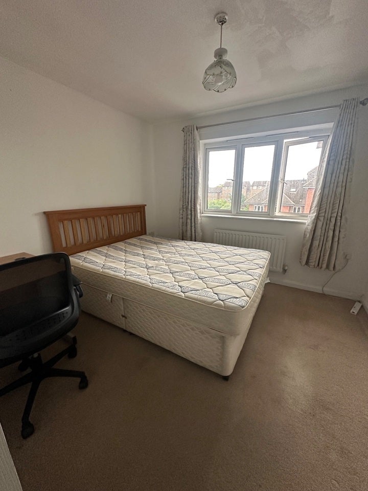 Flat Preston Court in Walton-on-Thames