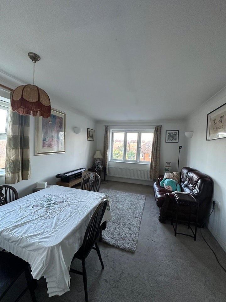 Flat Preston Court in Walton-on-Thames