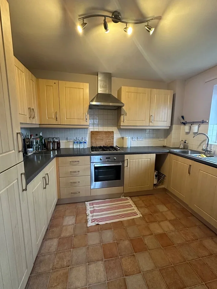 Flat Preston Court in Walton-on-Thames