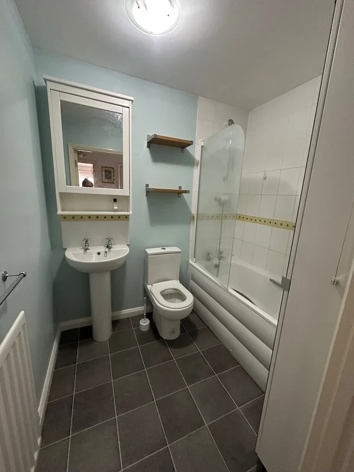 Flat Preston Court in Walton-on-Thames