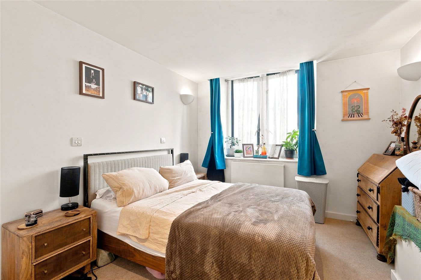Flat Mundania Road in Greater London