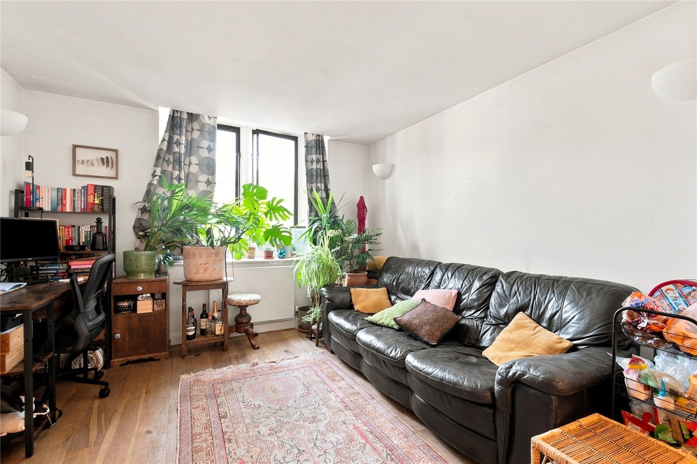 Flat Mundania Road in Greater London