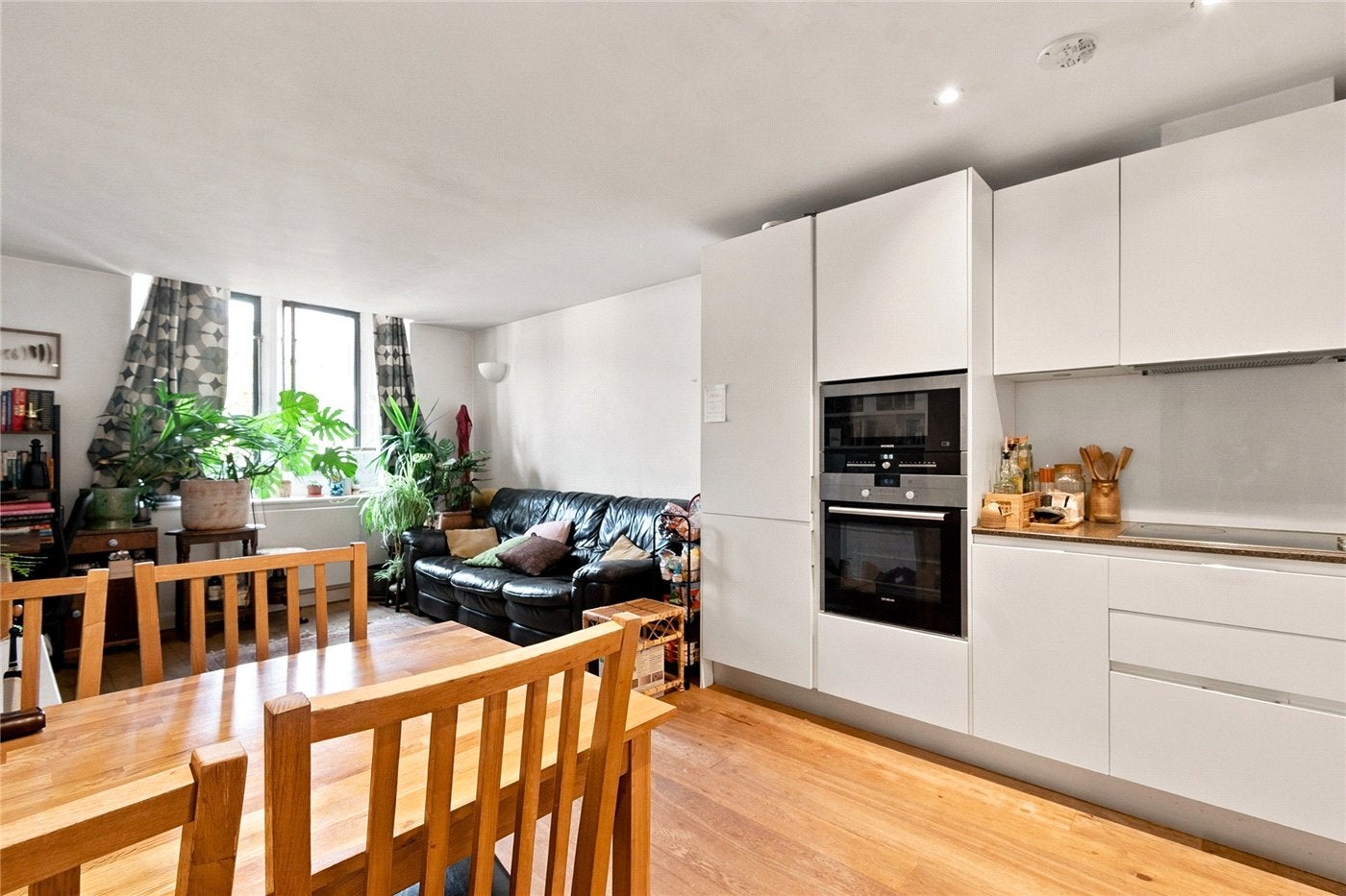 Flat Mundania Road in Greater London