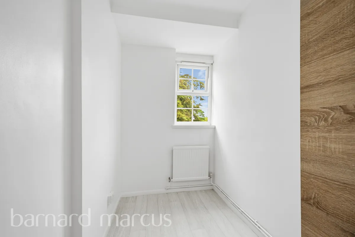 Flat Topham Square in Greater London