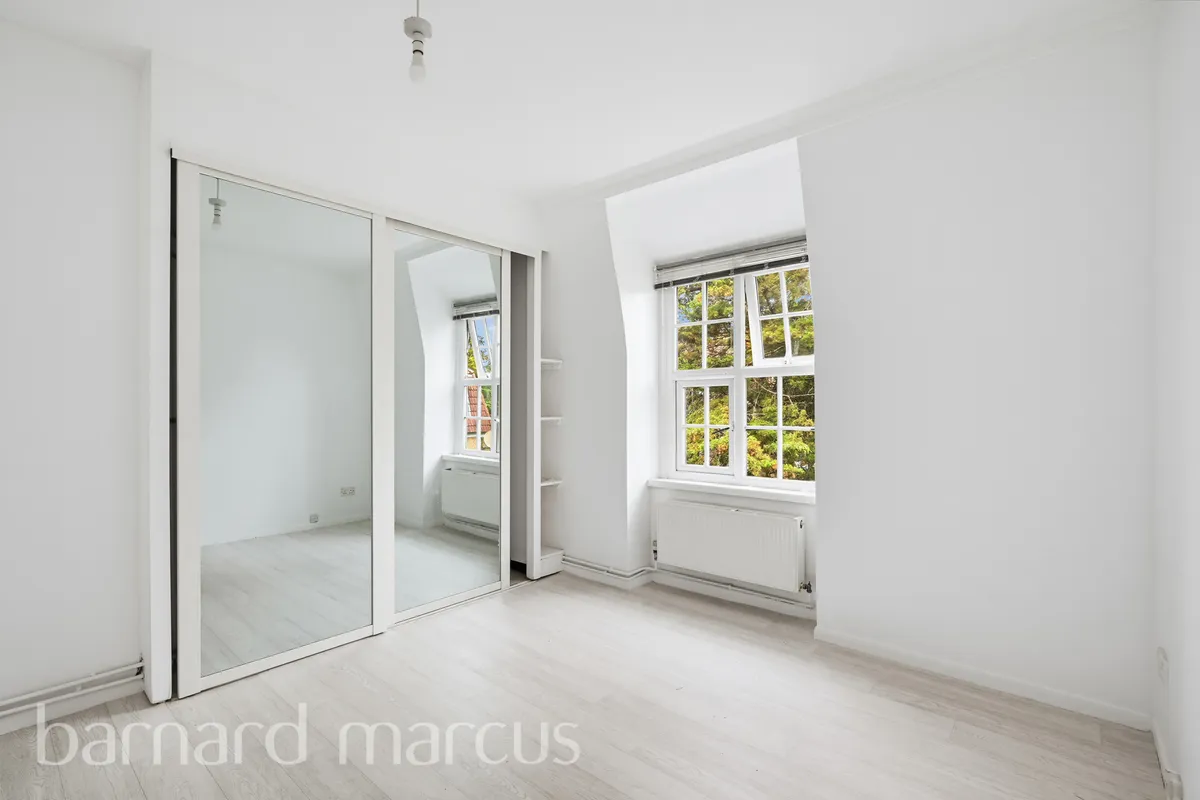 Flat Topham Square in Greater London
