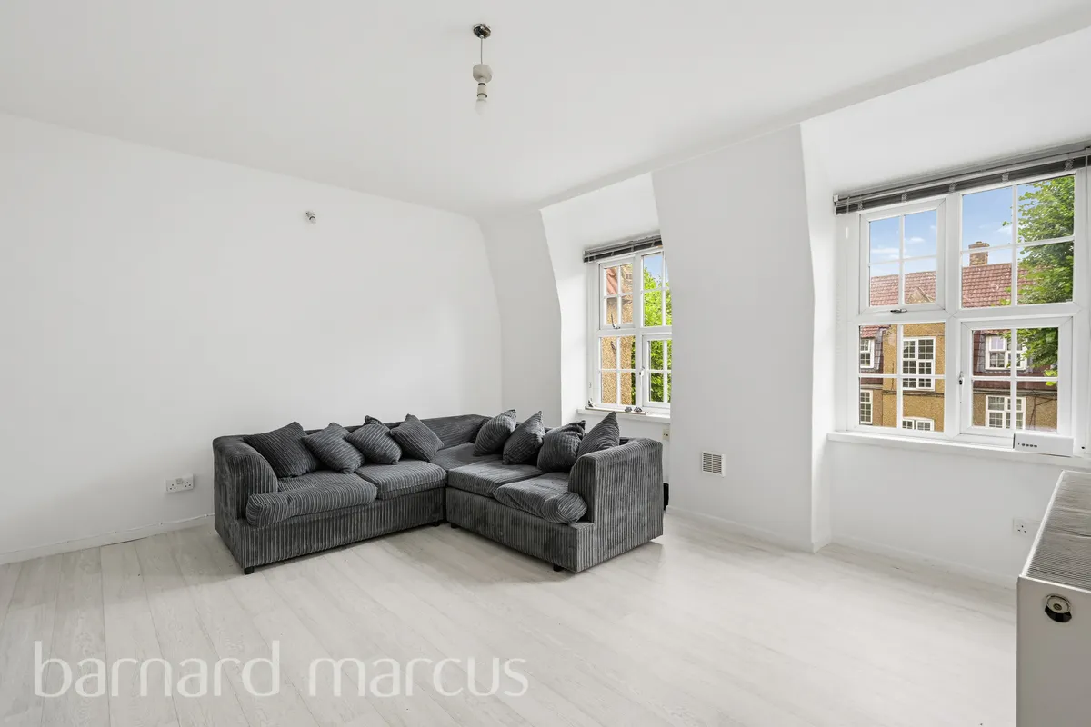 Flat Topham Square in Greater London