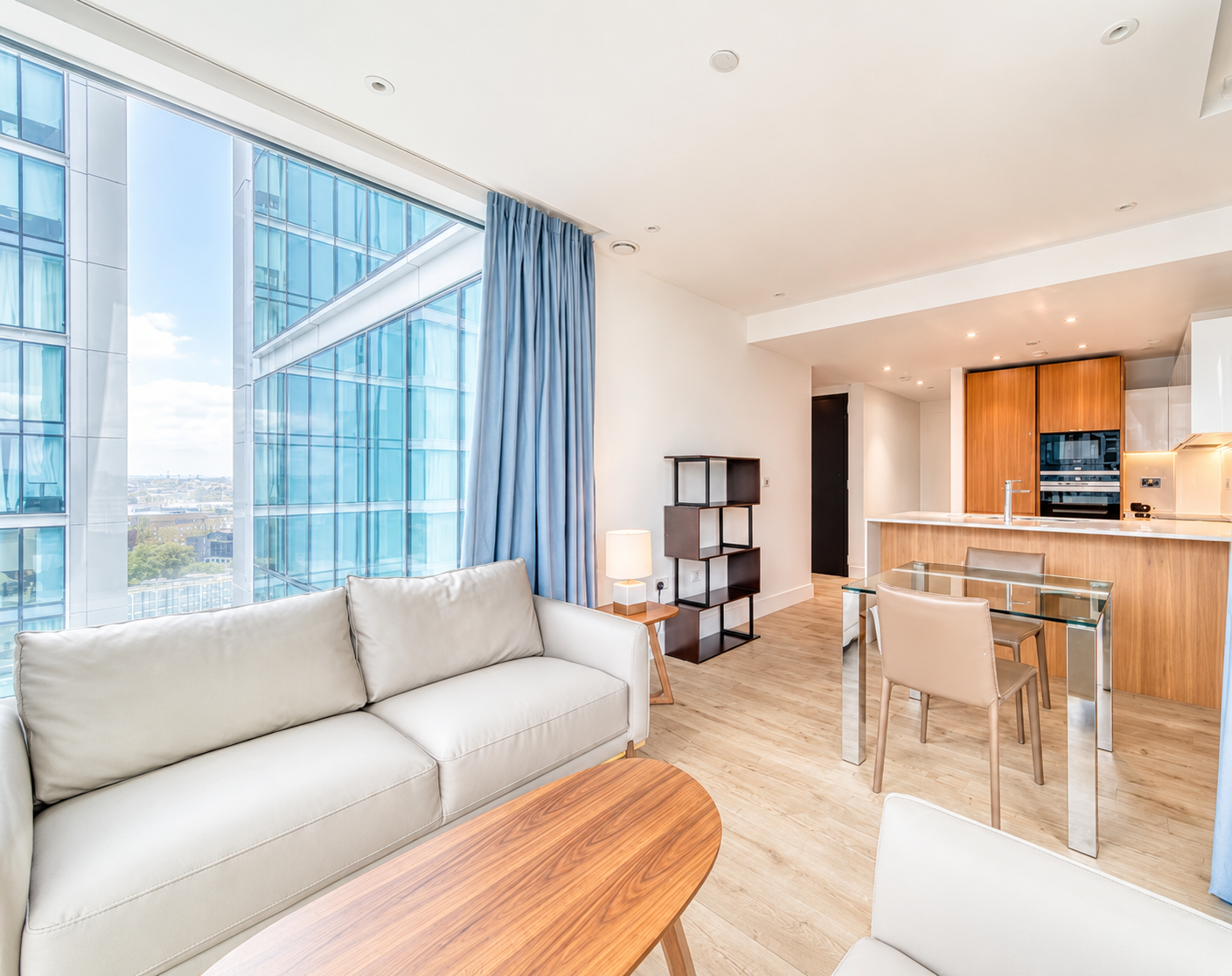 Flat Piazza Walk in Greater London