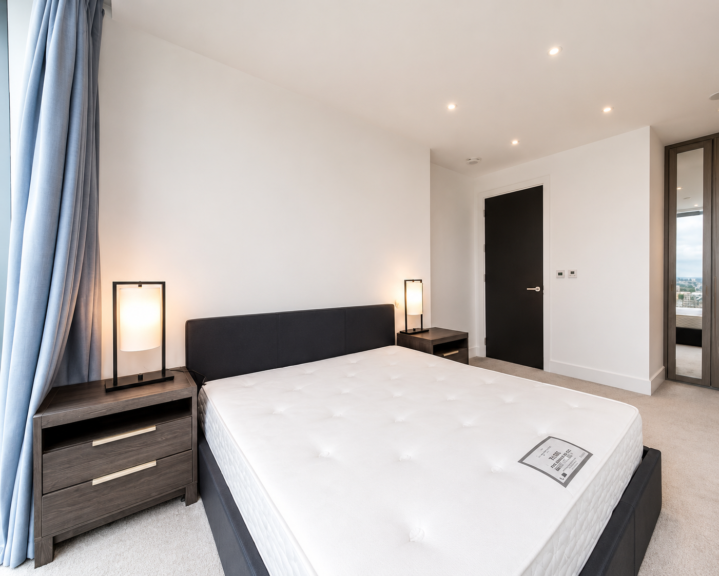 Flat Piazza Walk in Greater London