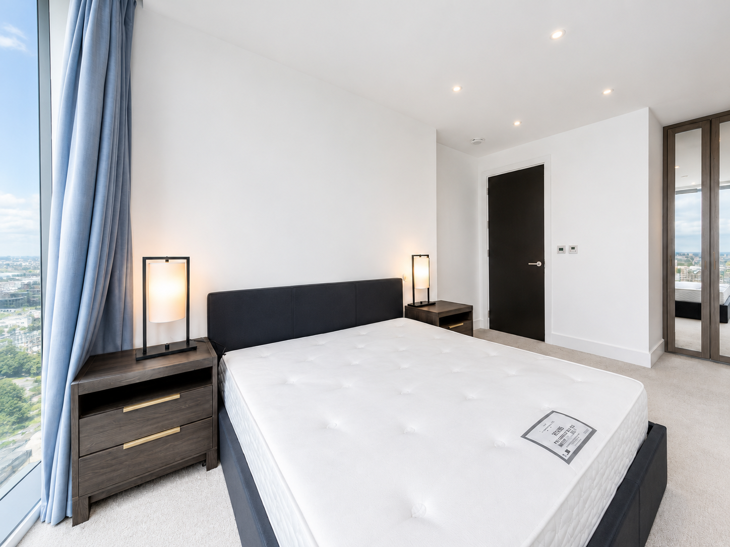 Flat Piazza Walk in Greater London