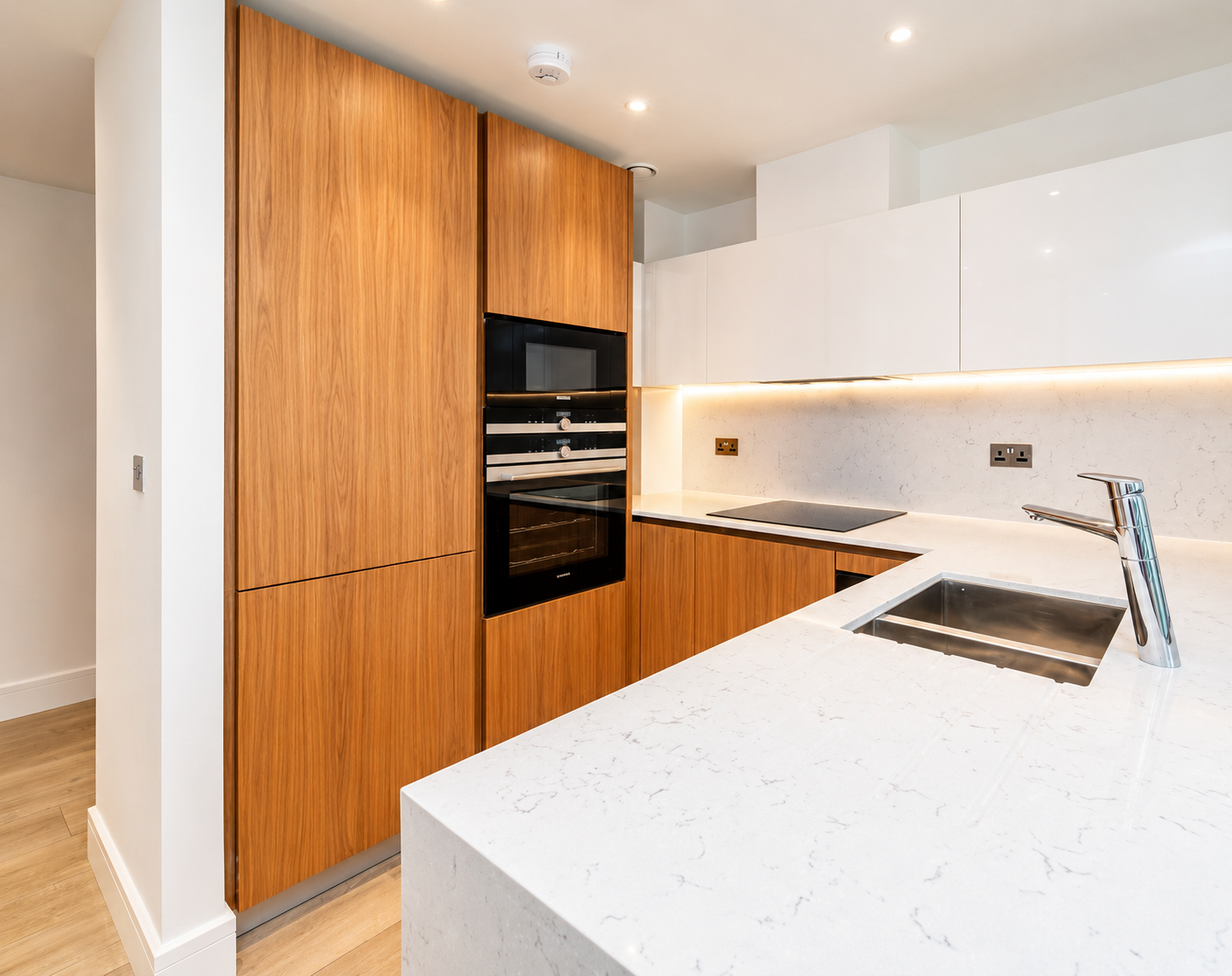 Flat Piazza Walk in Greater London