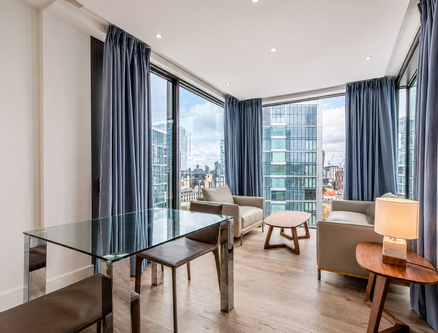 Flat Piazza Walk in Greater London