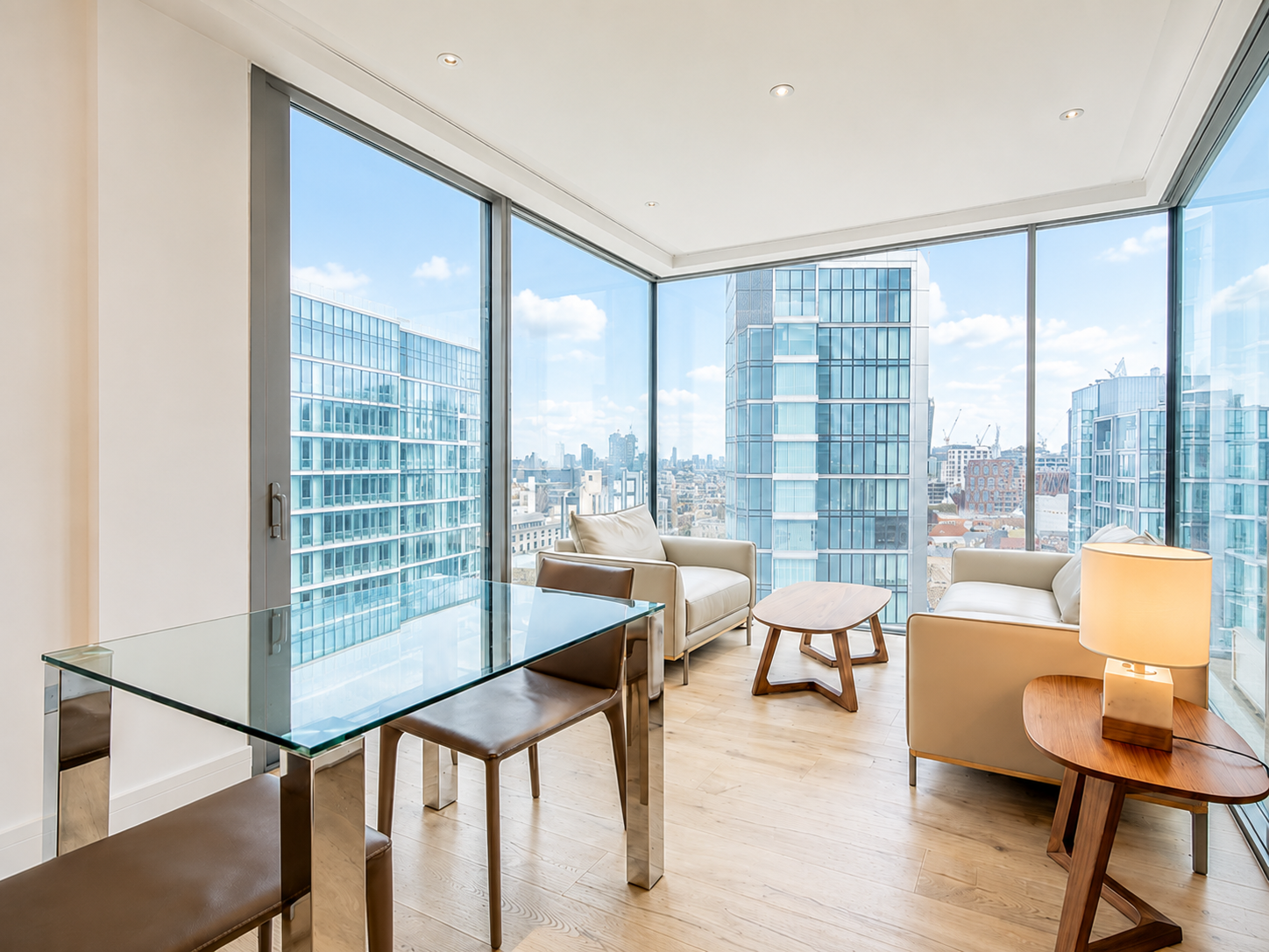 Flat Piazza Walk in Greater London