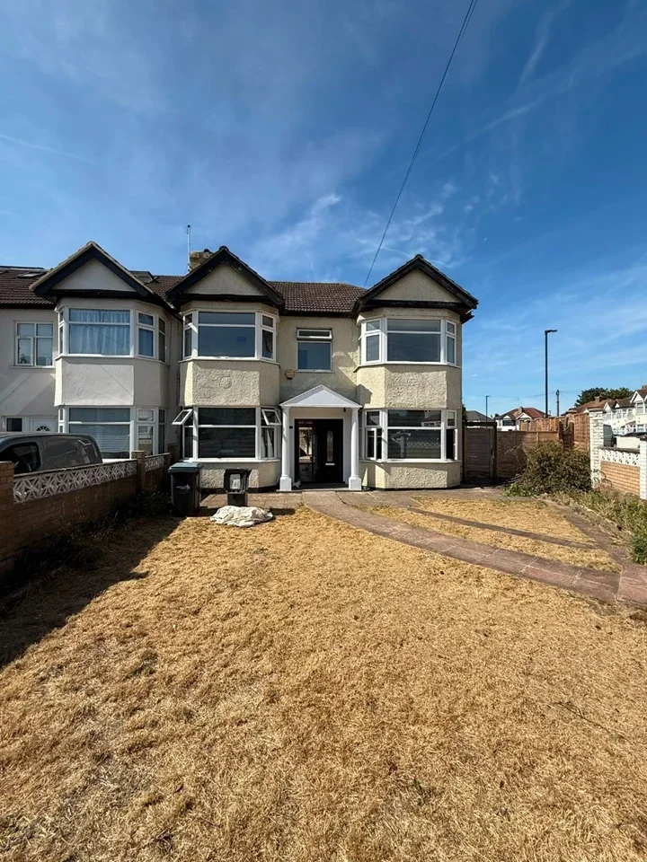 House Pembroke Avenue in Greater London