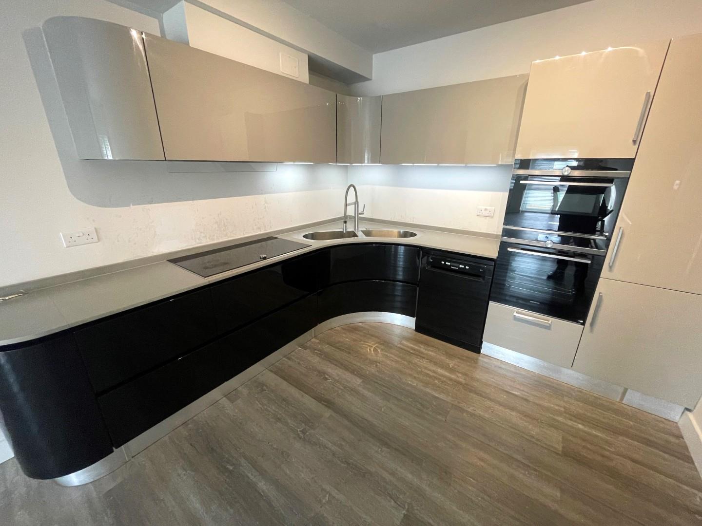 Flat Woodland Way in Greater London