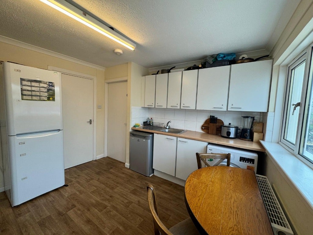 Room Granby Avenue in Livingston