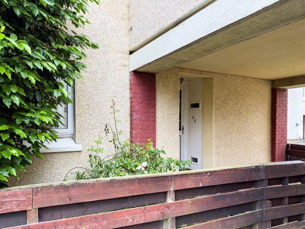 Room Granby Avenue in Livingston