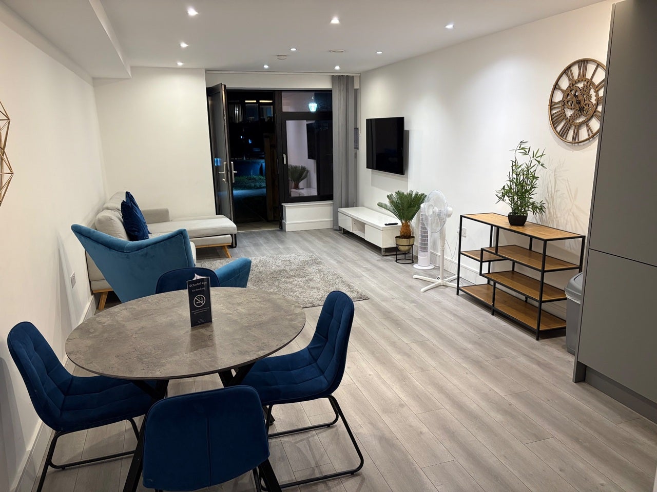 Flat Harlequin Avenue in Greater London