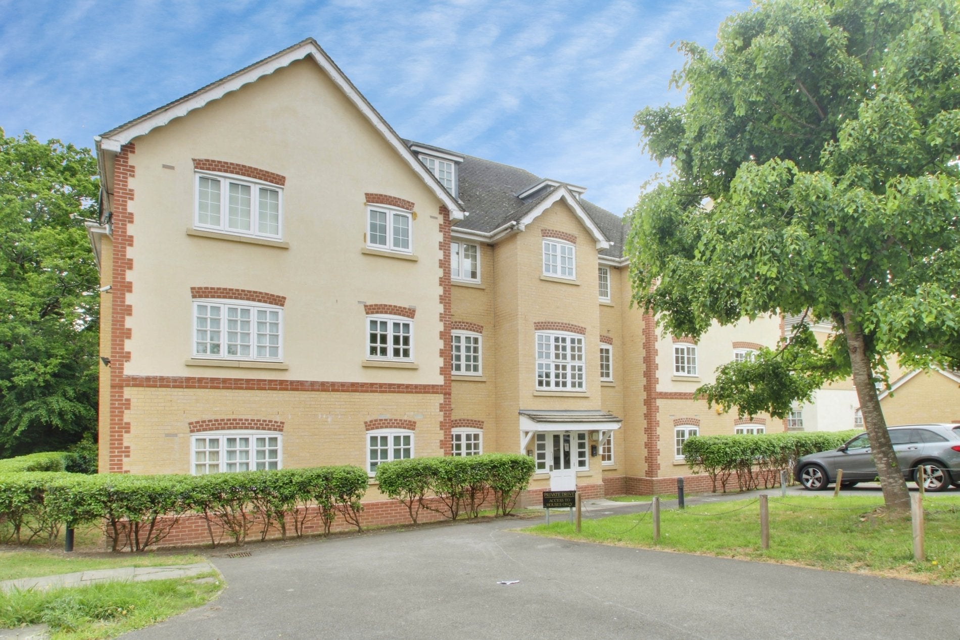 Flat Hurworth Avenue in Slough