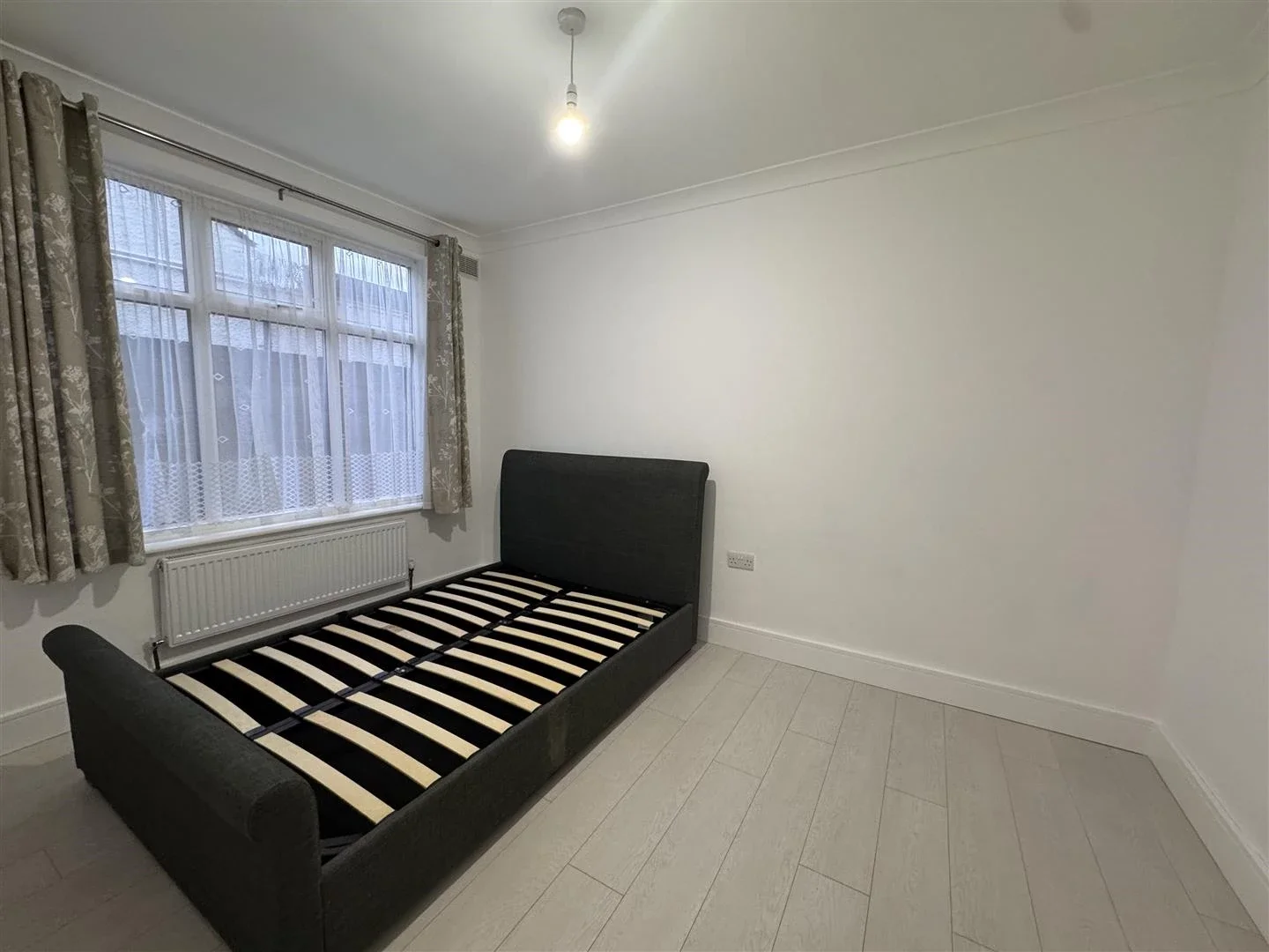 Flat Hampton Road in Greater London